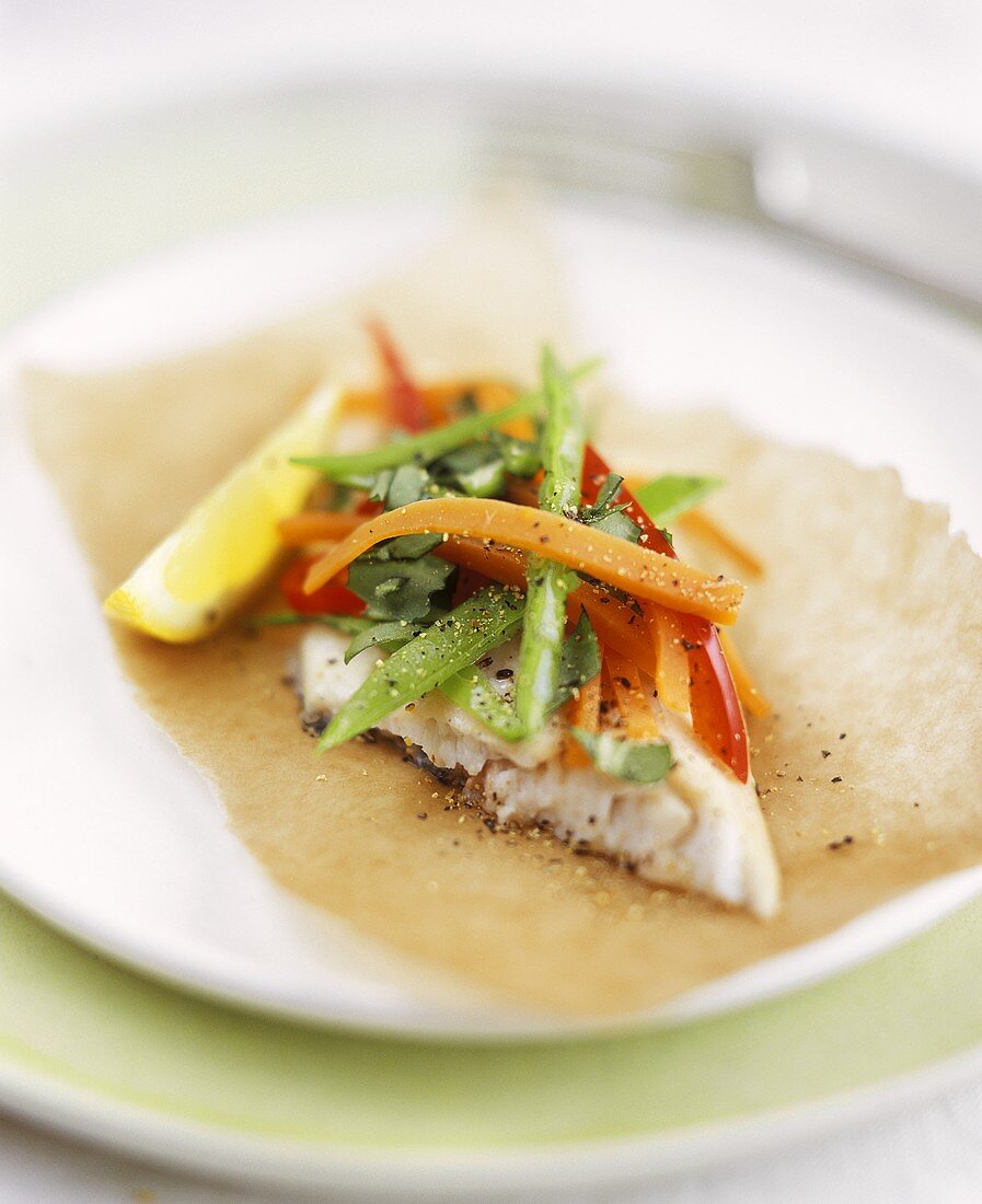 Fish fillet with vegetables braised in baking paper