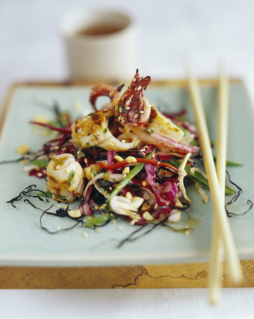 Tintenfisch mit Sesam und Chili auf asiatischem Salat