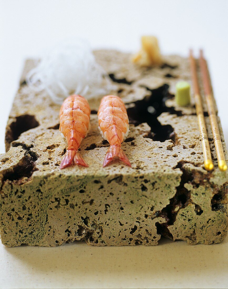 Zwei handgeformte Garnelen-Sushi (Ebi)