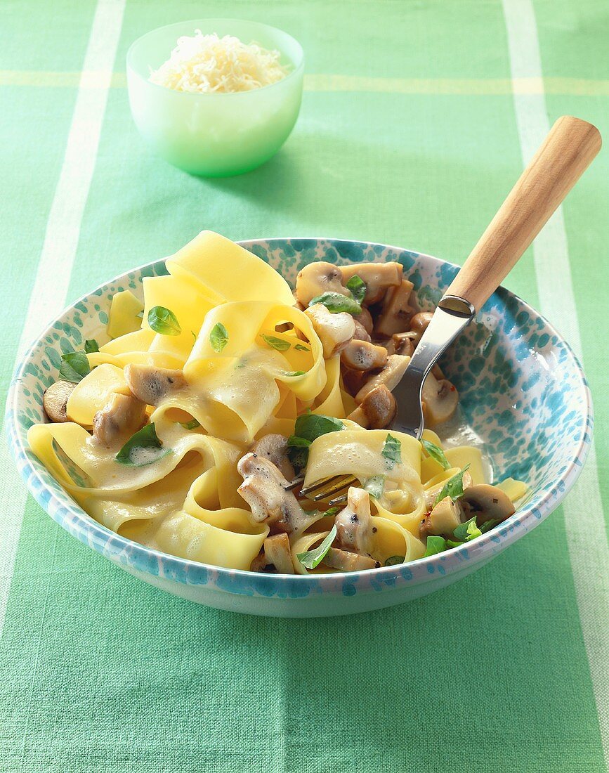 Pasta ai funghi (Bandnudeln mit Champignon-Basilikum-Sahne)