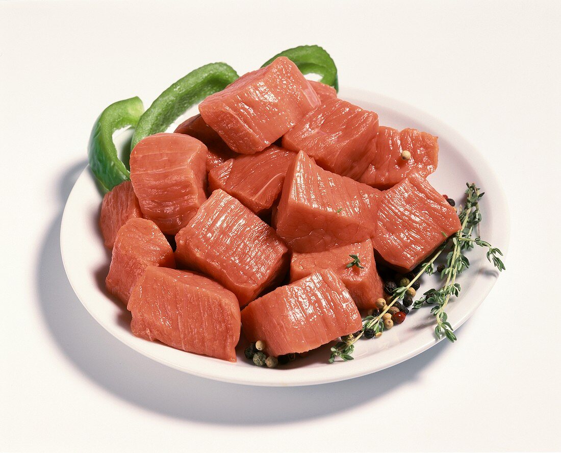Rindfleisch in Würfeln (für Gulasch) auf weißem Teller