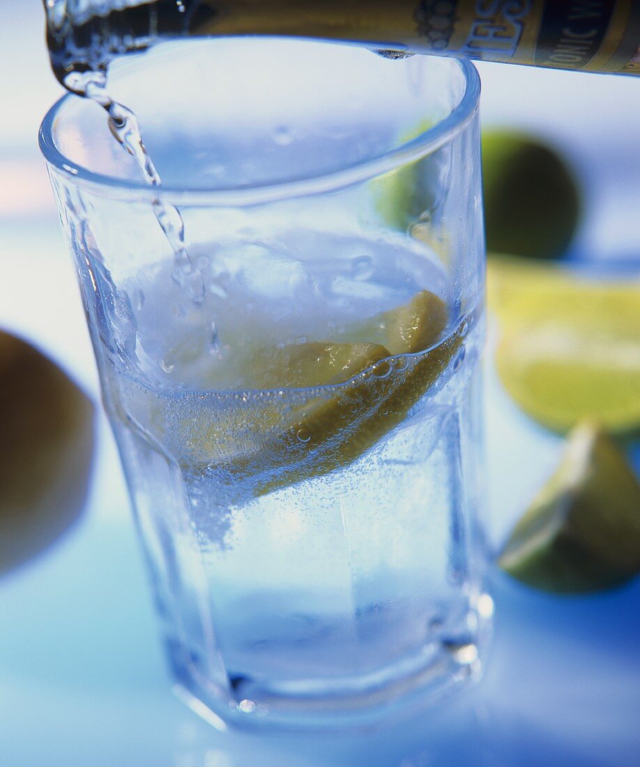 Gin Tonic wird in Glas eingegossen