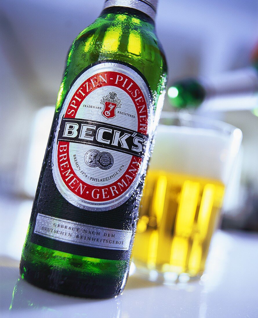 Eine Flasche Beck's Bier mit Bierglas