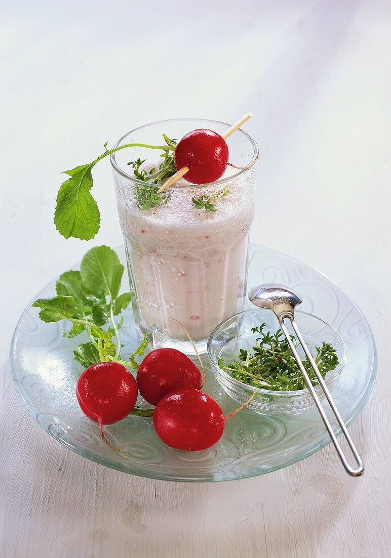 Radieschen-Buttermilch-Drink mit Gartenkresse