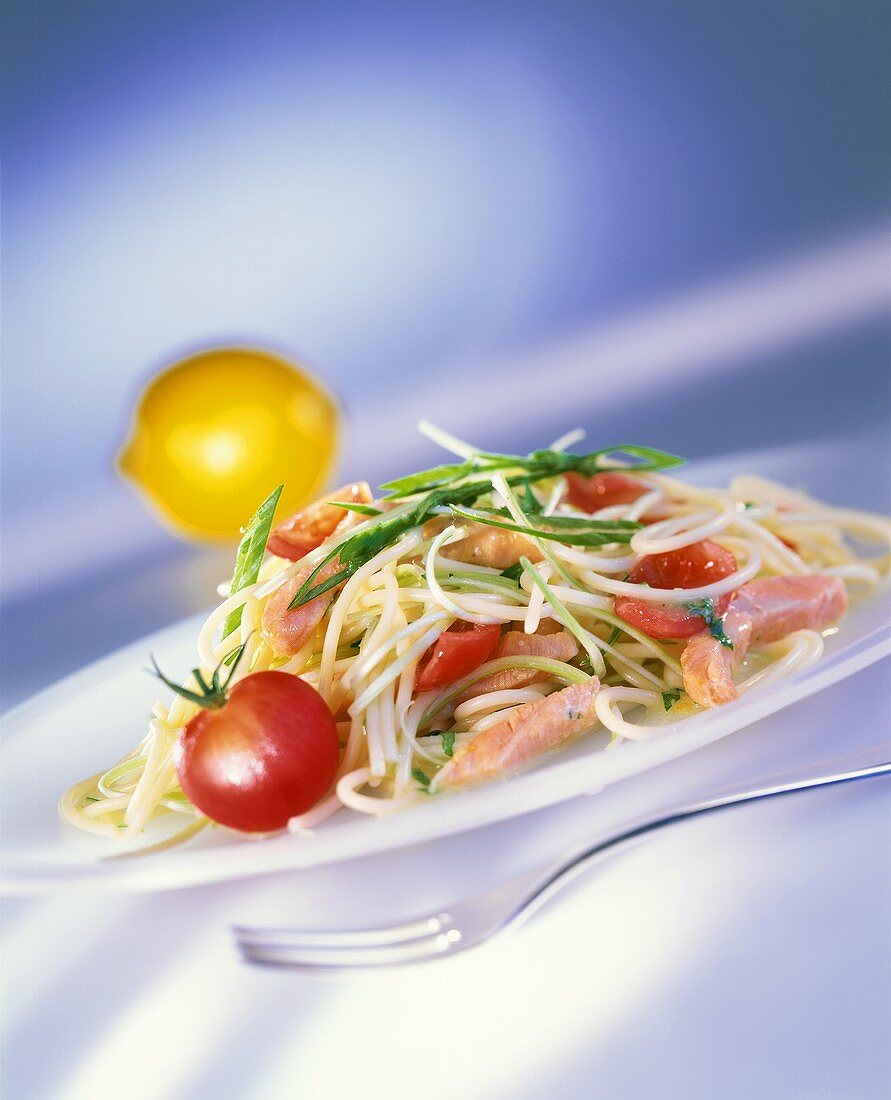 Spaghettini with salmon and leek sauce