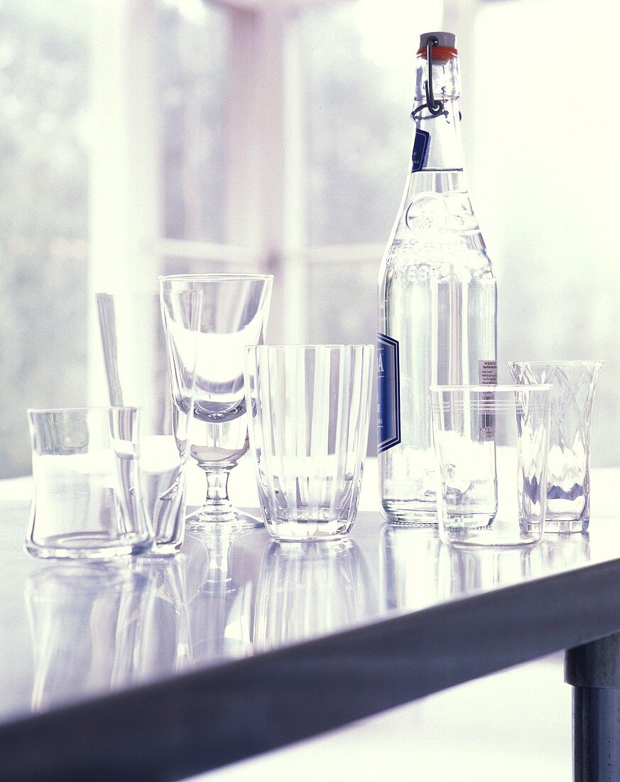 Stillleben mit einer Wasserflasche und Gläsern