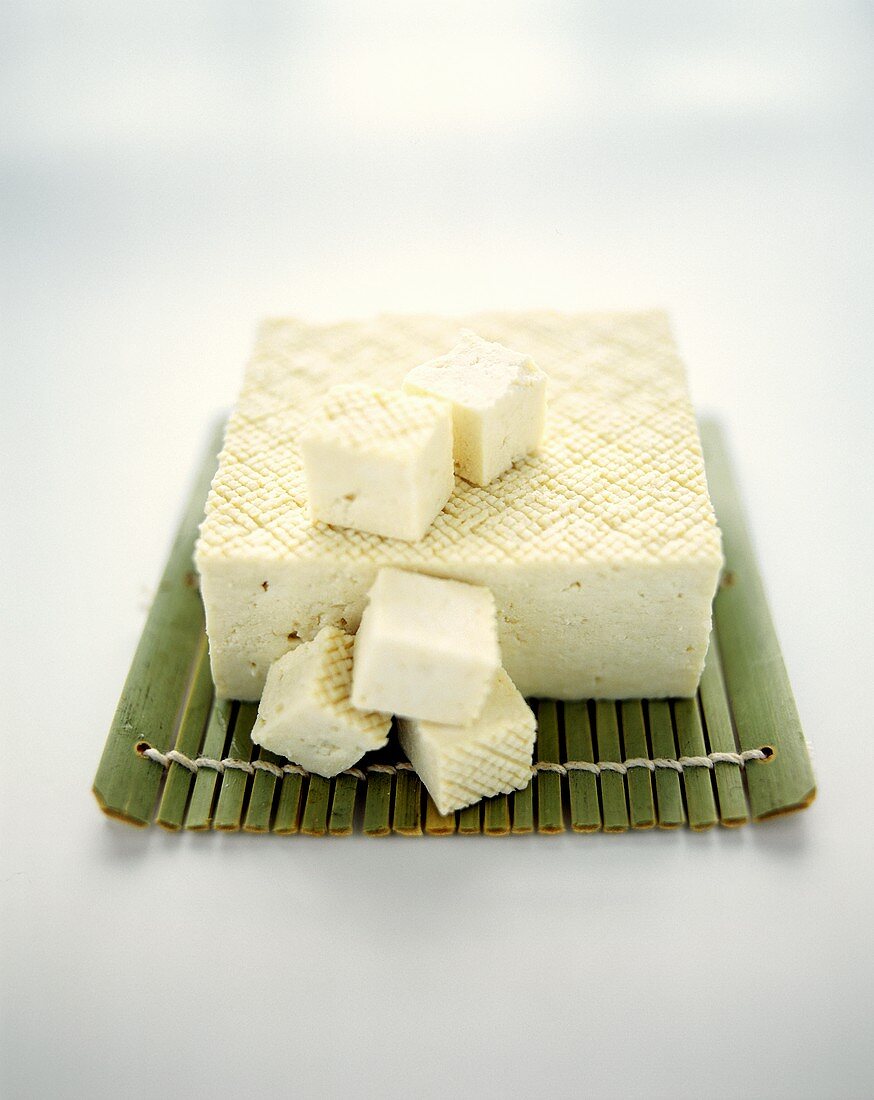 Ein Stück Tofu und Tofuwürfel