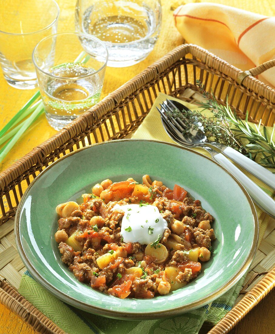 Mince stew with chick-peas and sour cream