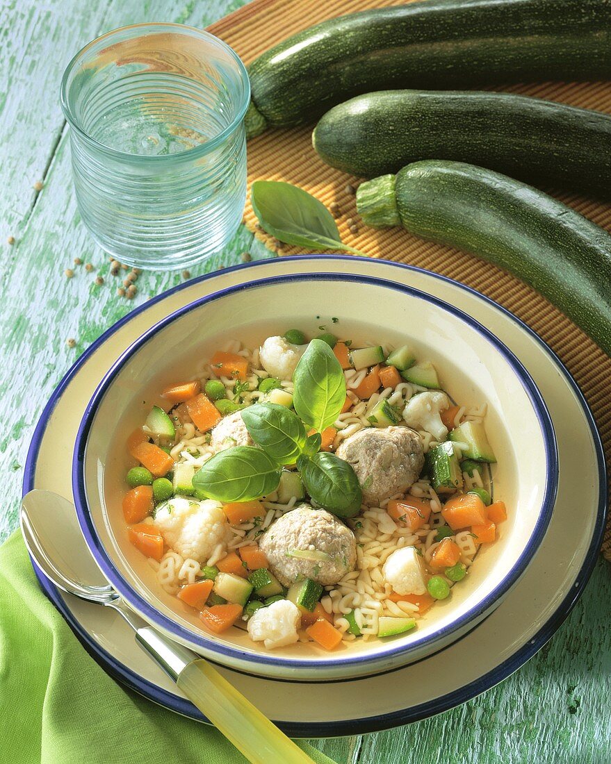 Buchstabennudelsuppe mit Gemüse und Markklösschen