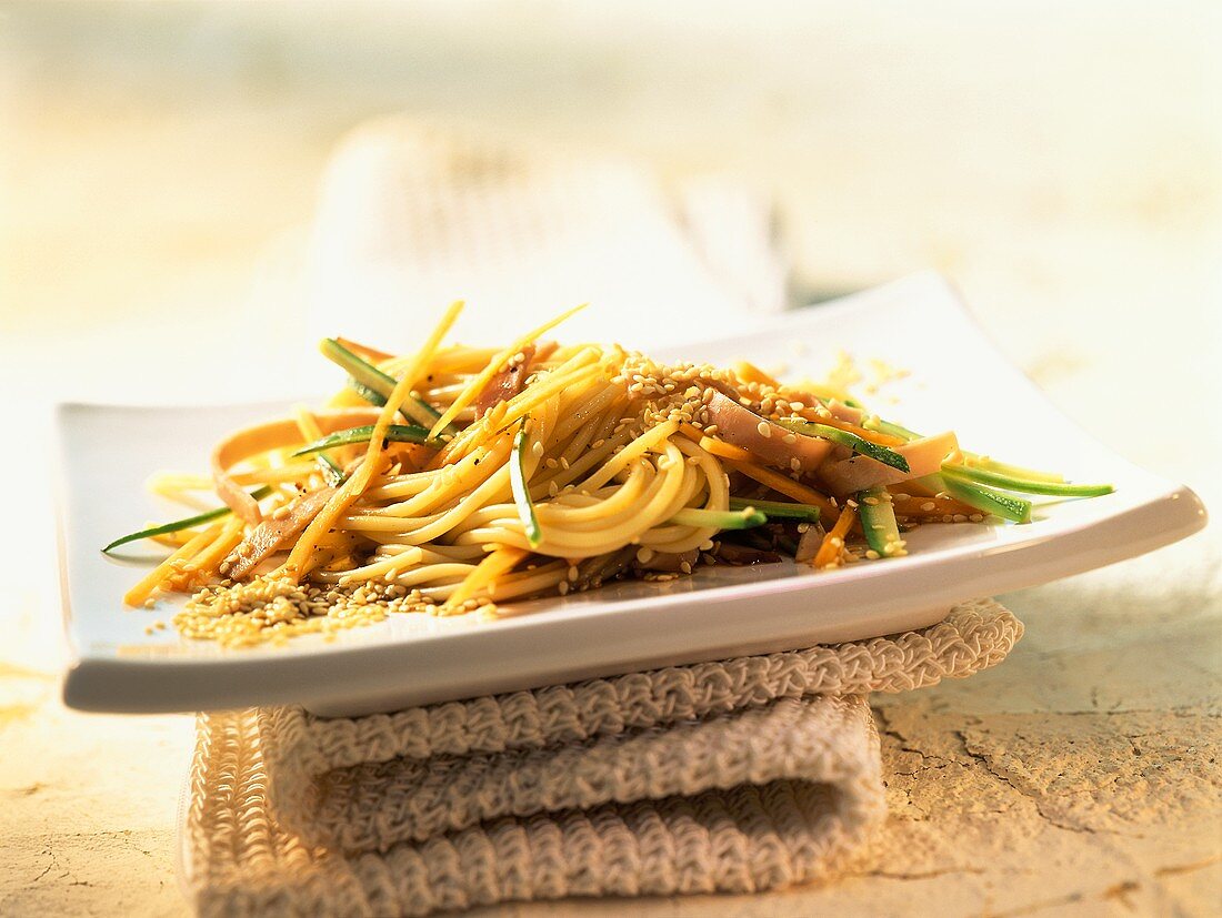 Spaghetti salad with vegetables, ham and sesame