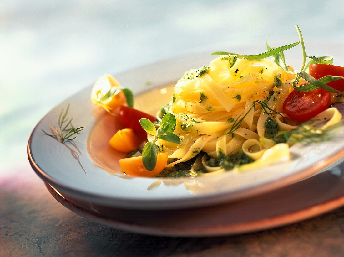 Nudelsalat mit Kirschtomaten und Kräutervinaigrette