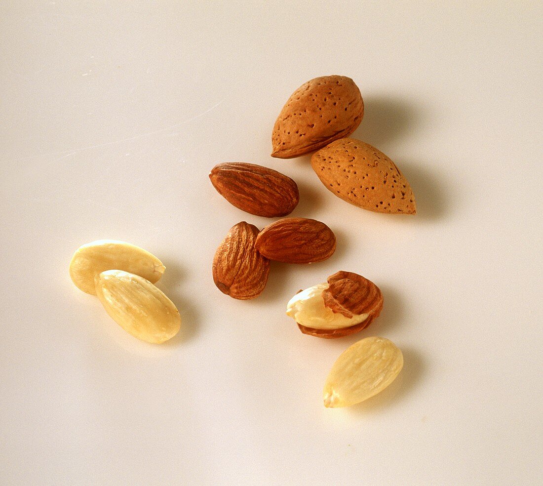 Several almonds, with and without shells