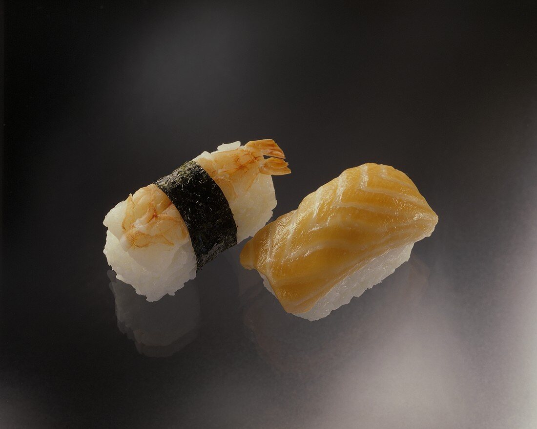 Nigiri-Sushi mit Lachs und mit Garnele