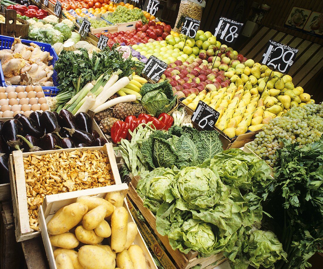 Marktstand mit Obst- und Gemüsekisten in Österreich