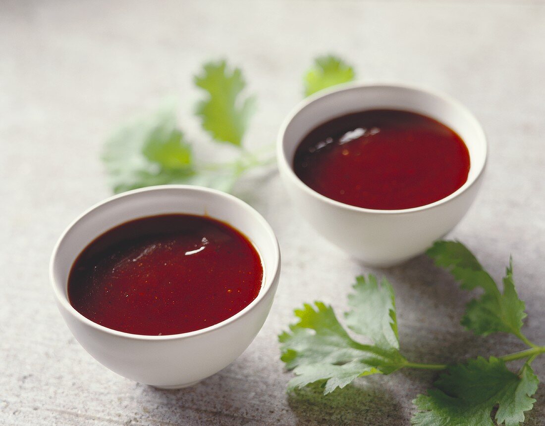 Asiatische Sauce in zwei Schälchen