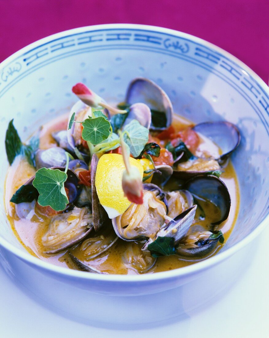 Miesmuscheln in Currysauce mit Kapuzienerkresseblüten