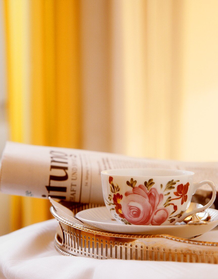 Ostfrisische Teetasse und Zeitung auf Tablett