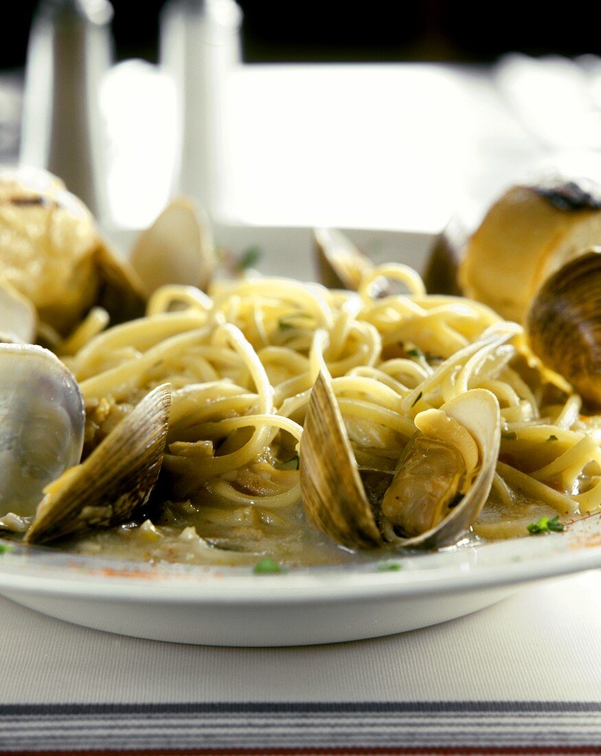 Spaghetti alle vongole (spaghetti with clams, Italy)