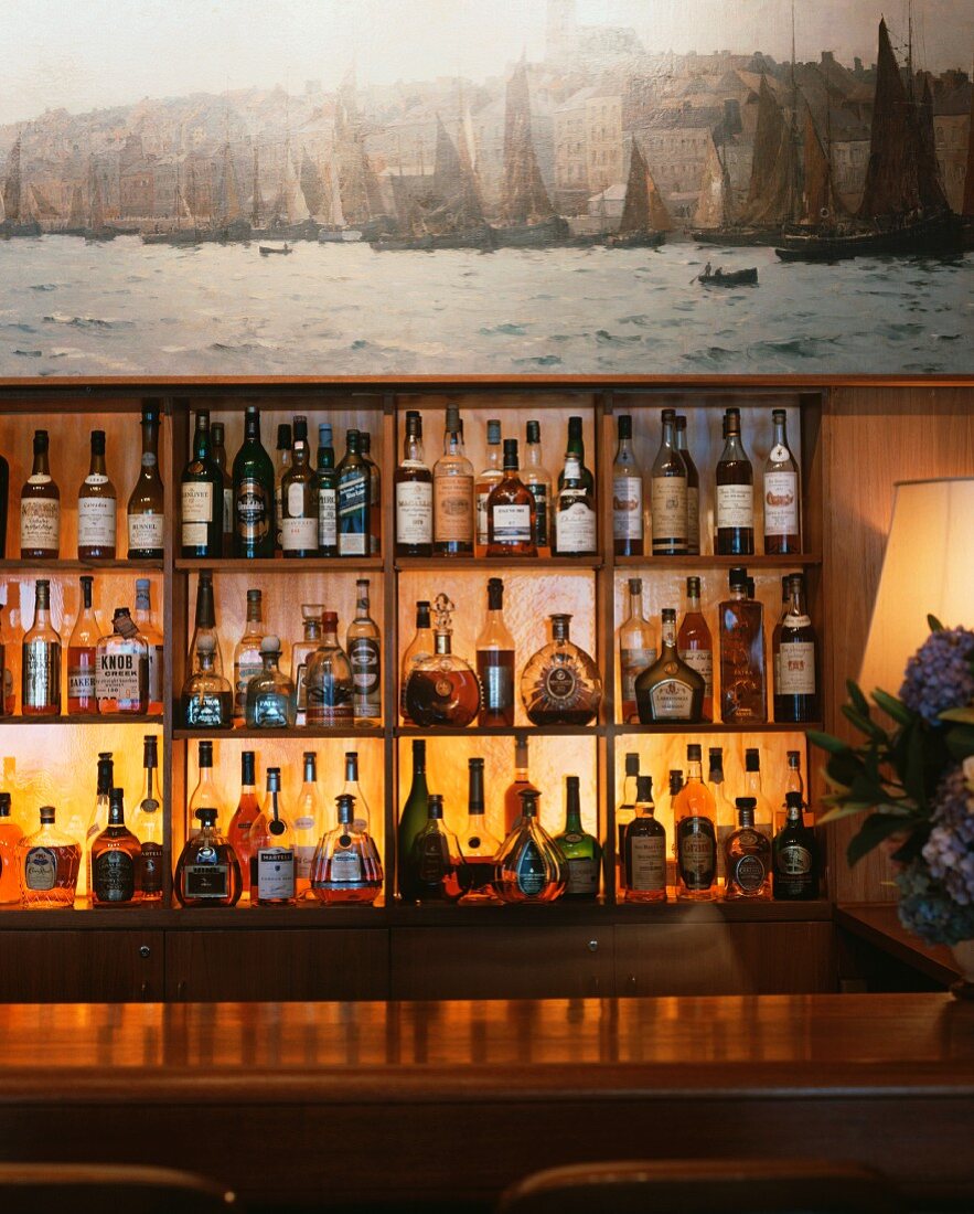 Regal mit verschiedenen Spirituosen in einer Bar