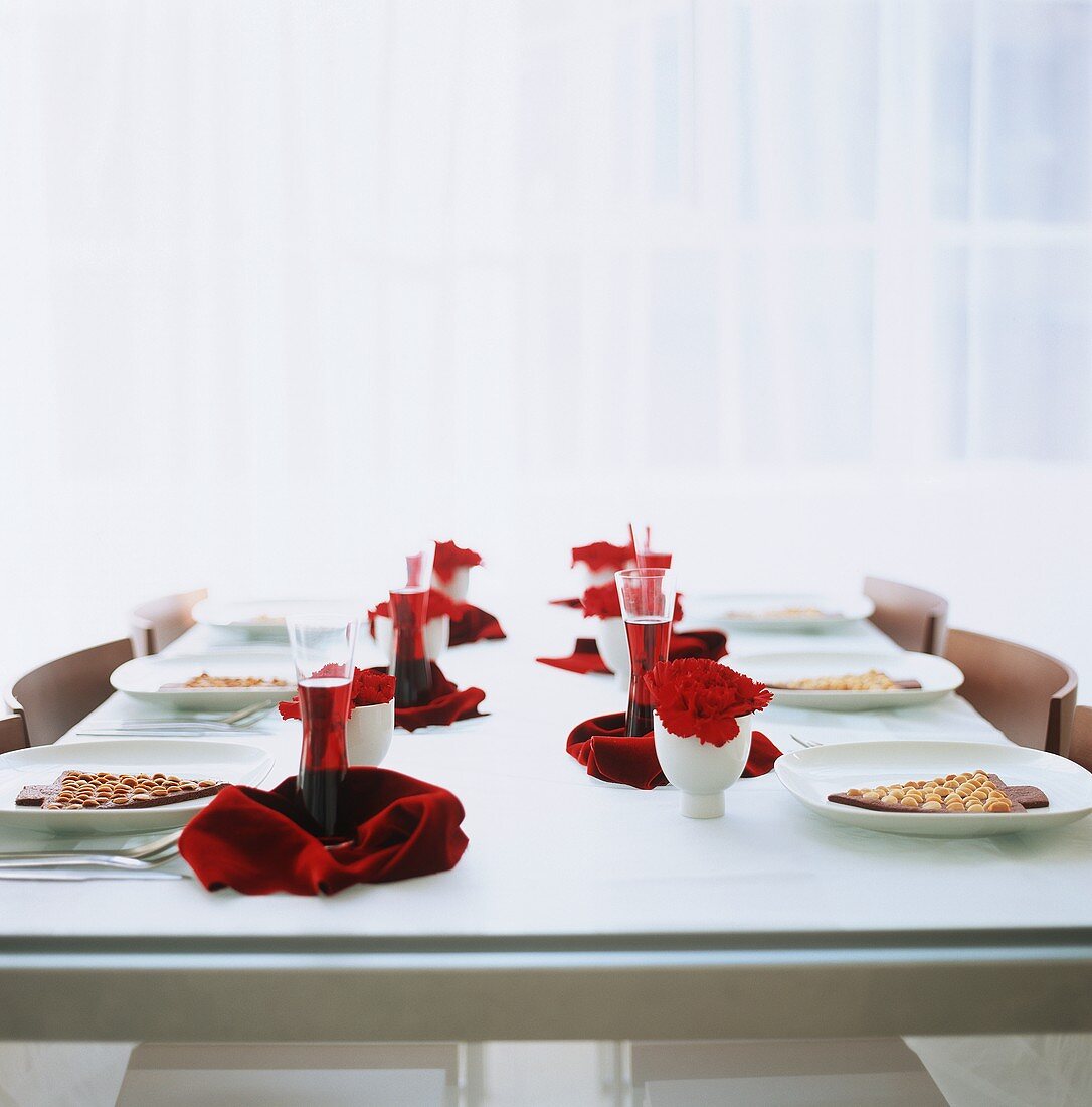 Gedeckter Tisch mit Kir Royal und Lebkuchen