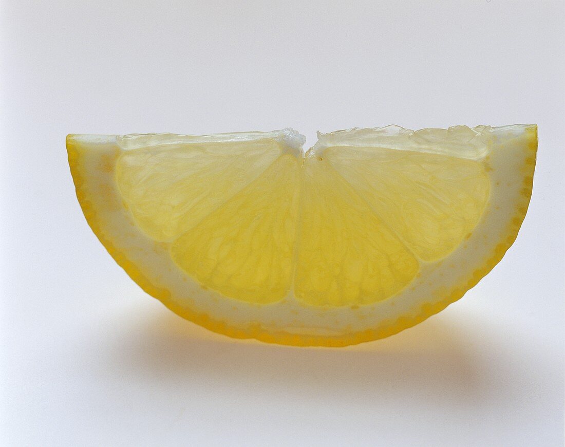 Ein halbe Zitronenscheibe