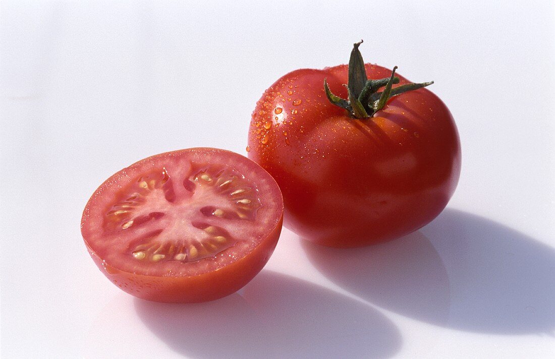 Eine ganze und eine halbe Tomate