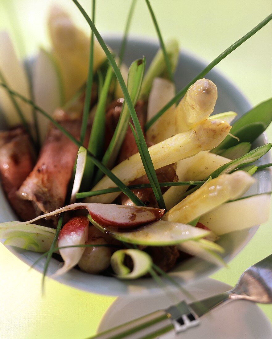 Asparagus salad with roast beef