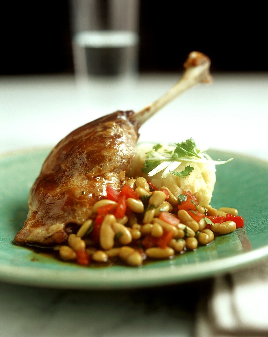 Kaninchenkeule mit Bohnen-Tomaten-Gemüse und Kartoffelpüree