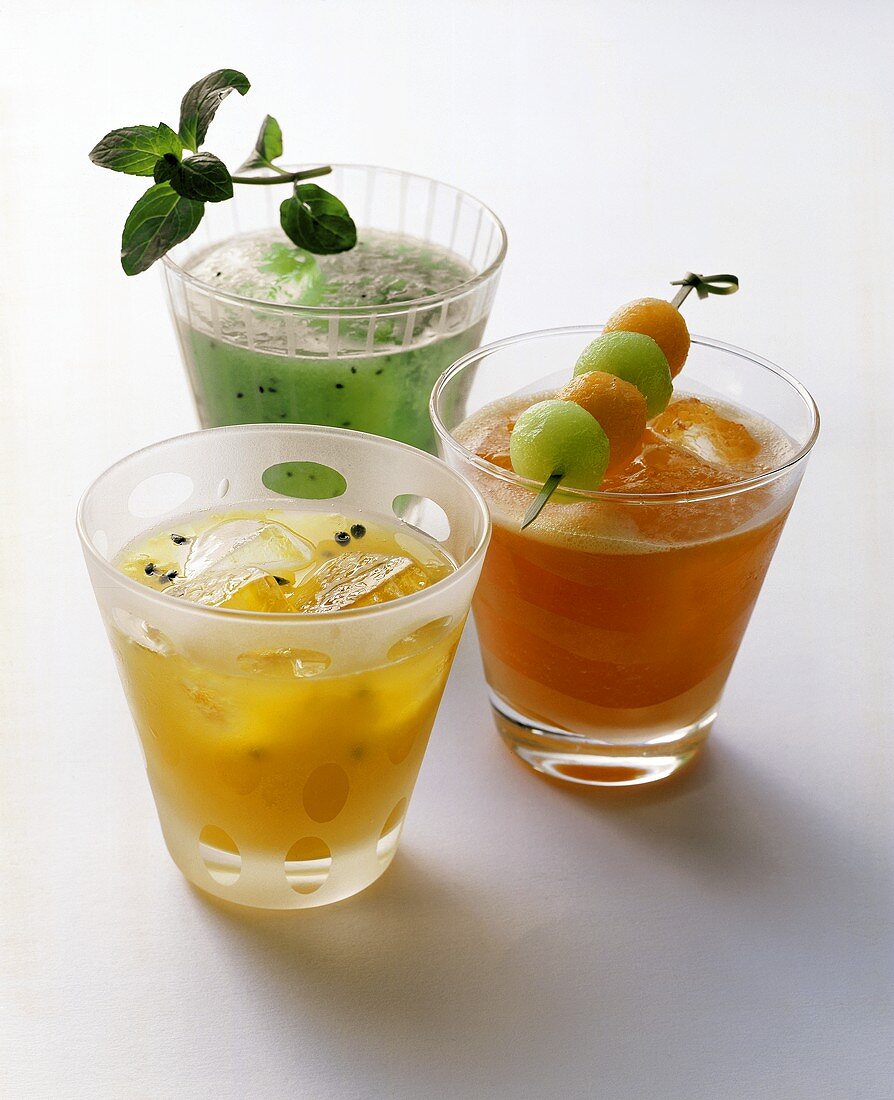 Drei Cocktails: Papaya-Melone; Kiwi-Melone; Passionsfrucht