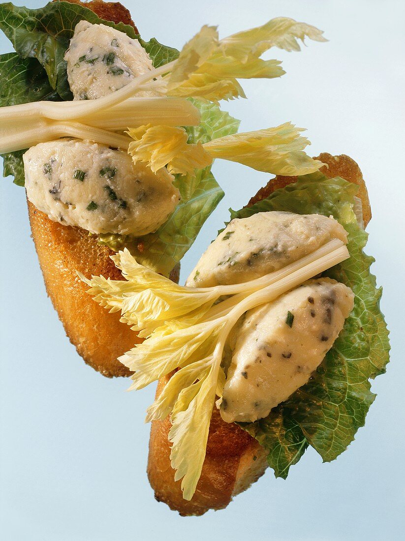 Baguette-Toast mit Blauschimmelkäse und Salat