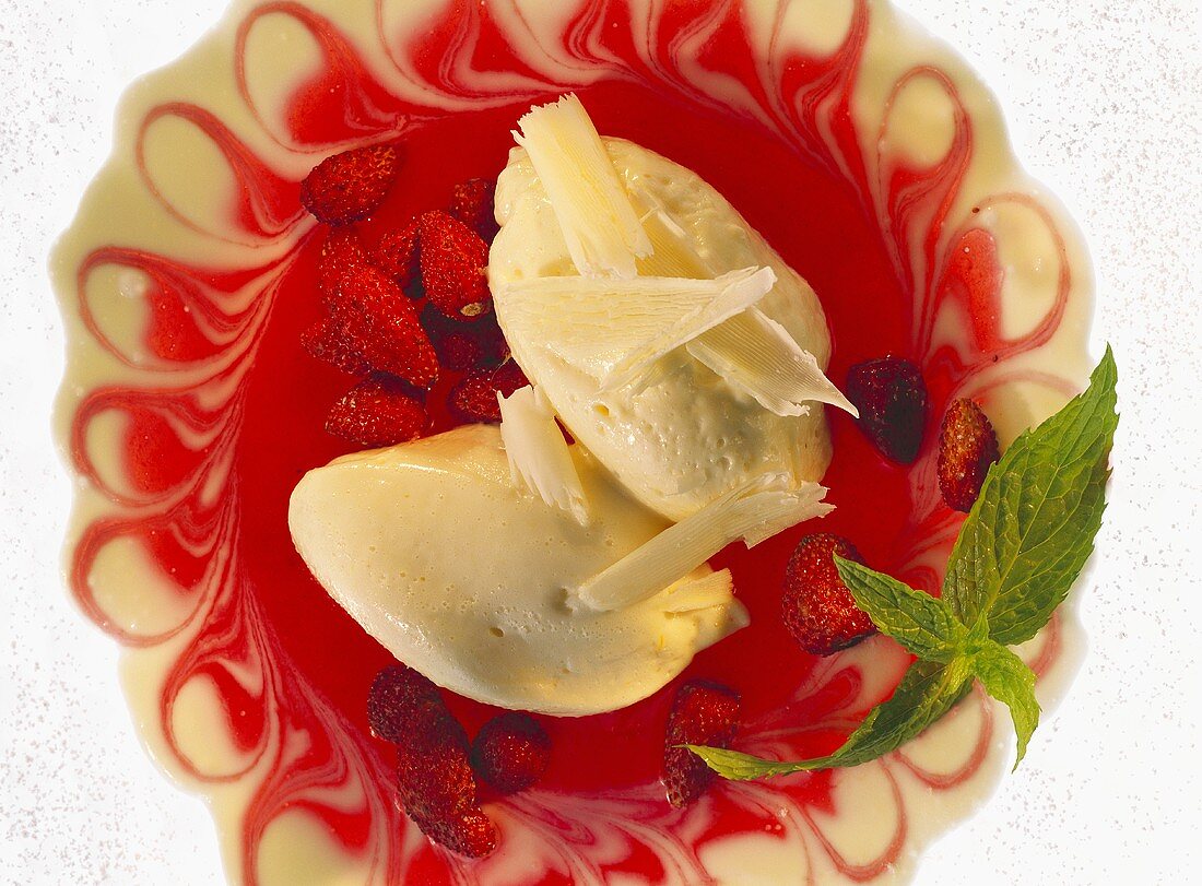 Weisses Schokoladenmousse mit Waldbeeren