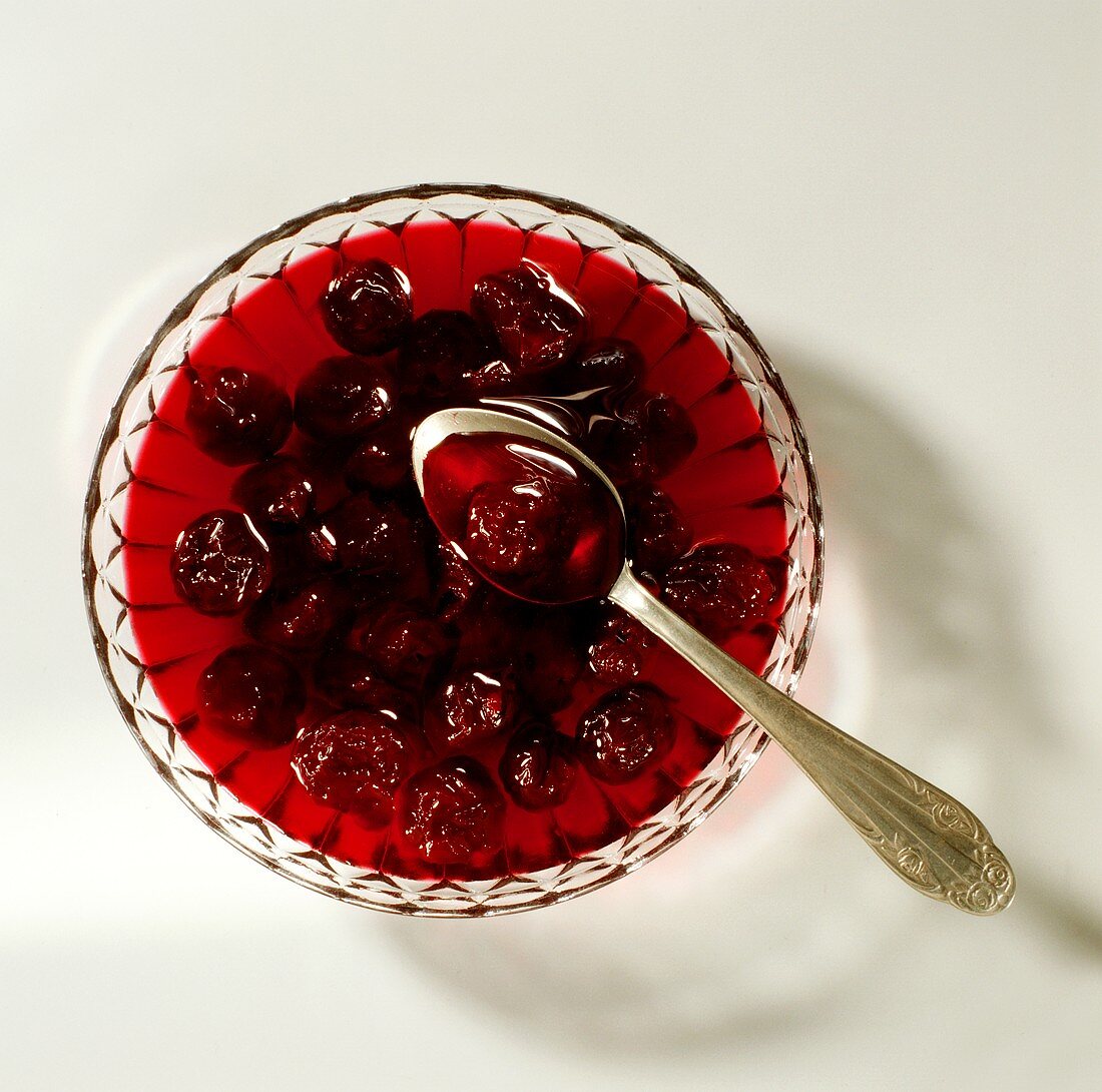 Sauerkirschen in Sirup in einem Glasschälchen