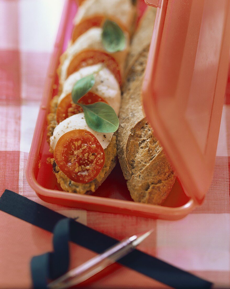 Kornstangen-Sandwich mit Tomaten & Mozzarella in Frischhaltebox