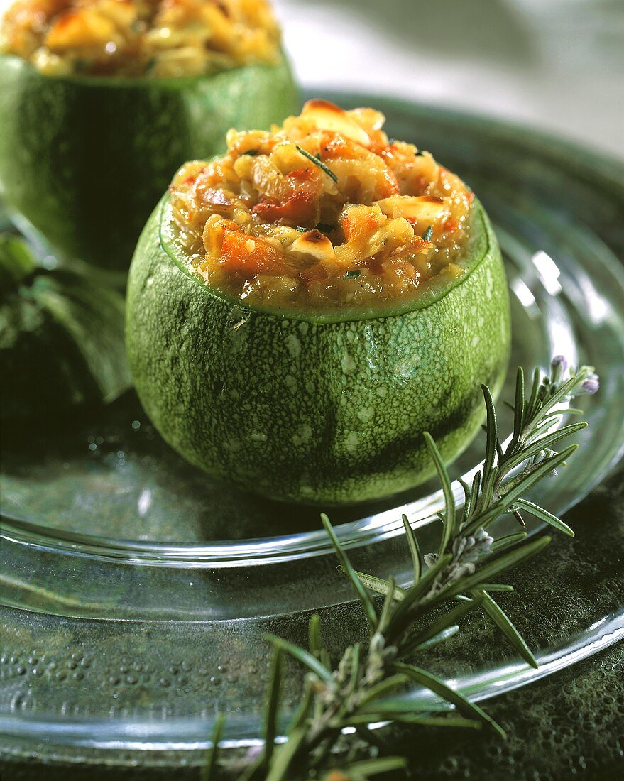 Mit Paprika und Mandeln gefüllte runde Zucchini