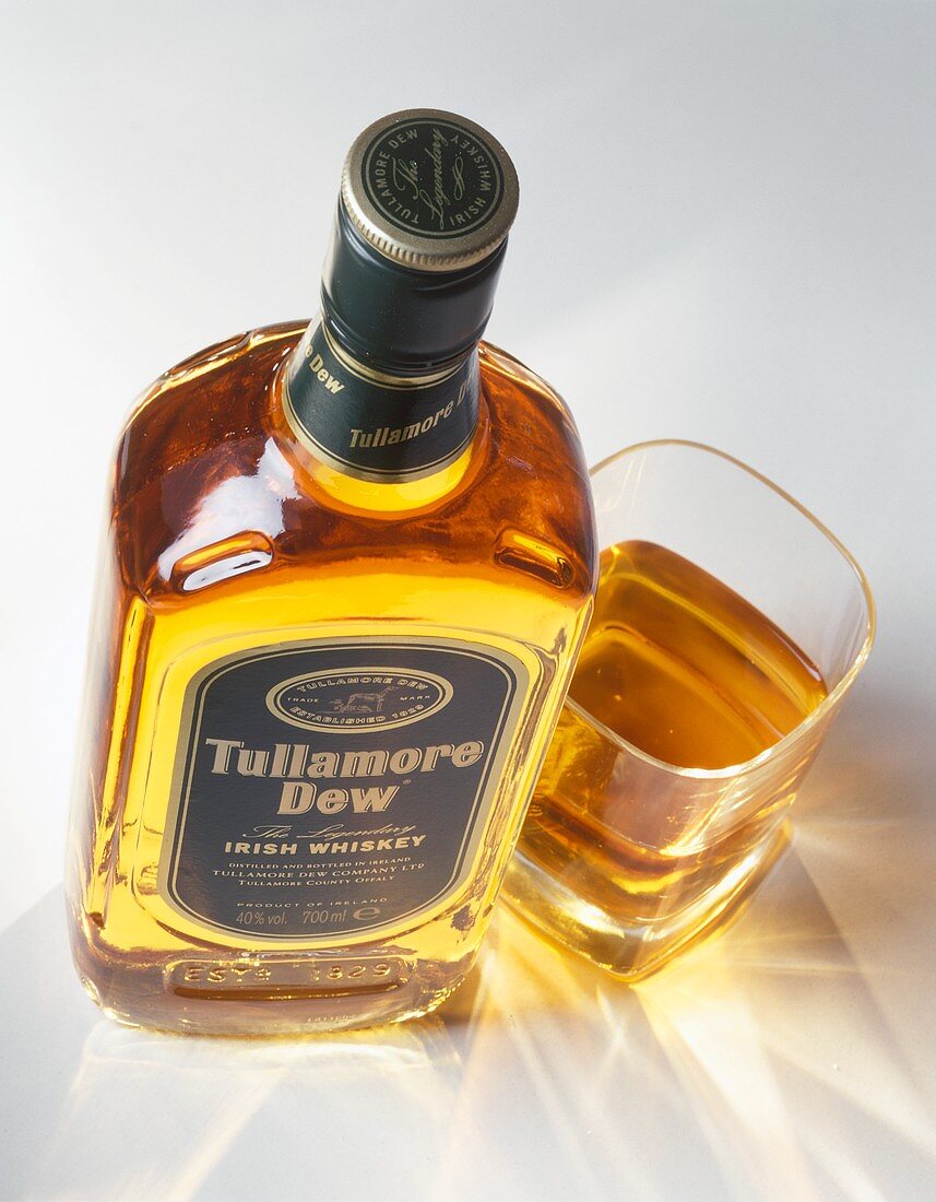 Eine Flasche und ein Glas Tullamore Dew (Irish Whiskey)