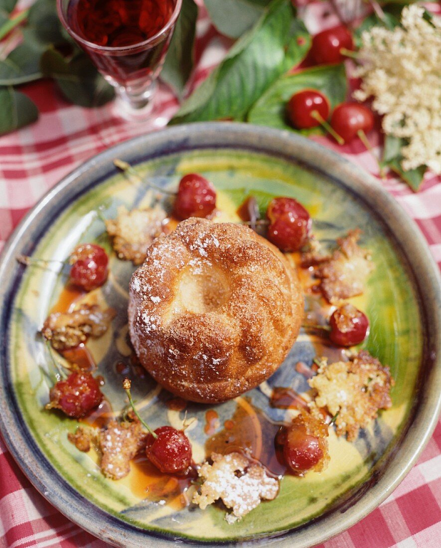 Mini-Gugelhupf mit Kirschen und Holunderblüten