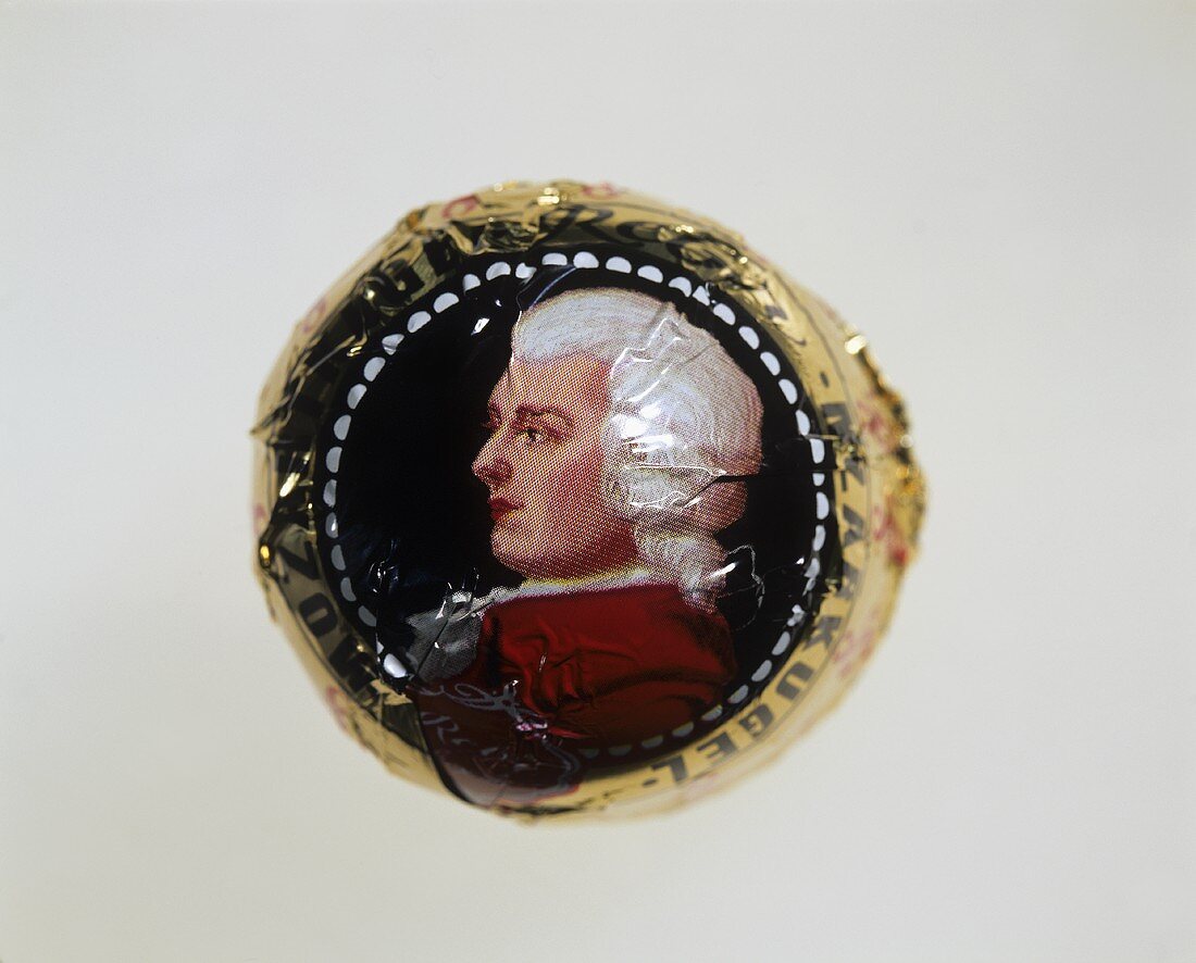 Eine verpackte Mozartkugel