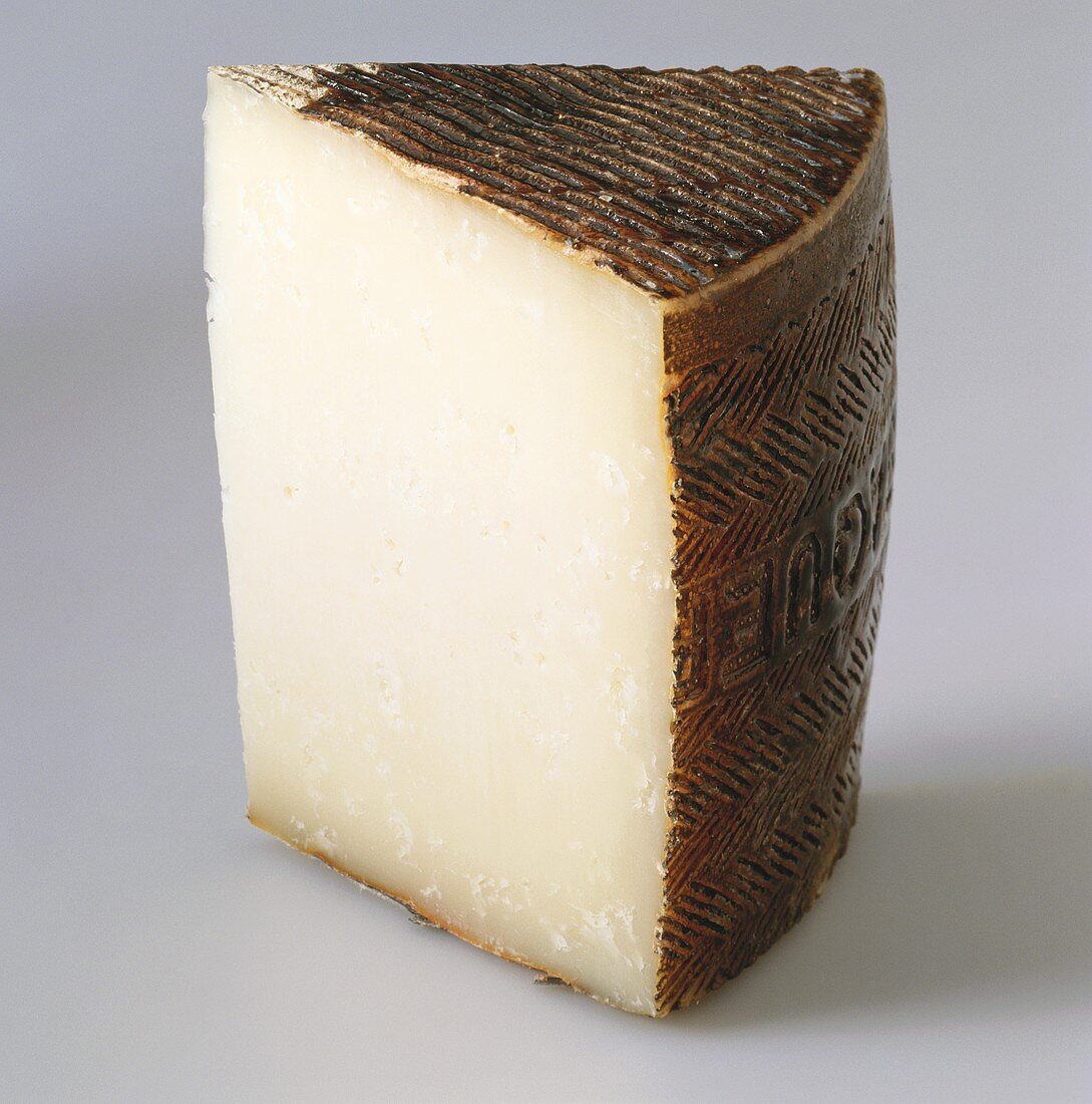 Ein Stück Manchego (spanischer Hartkäse)