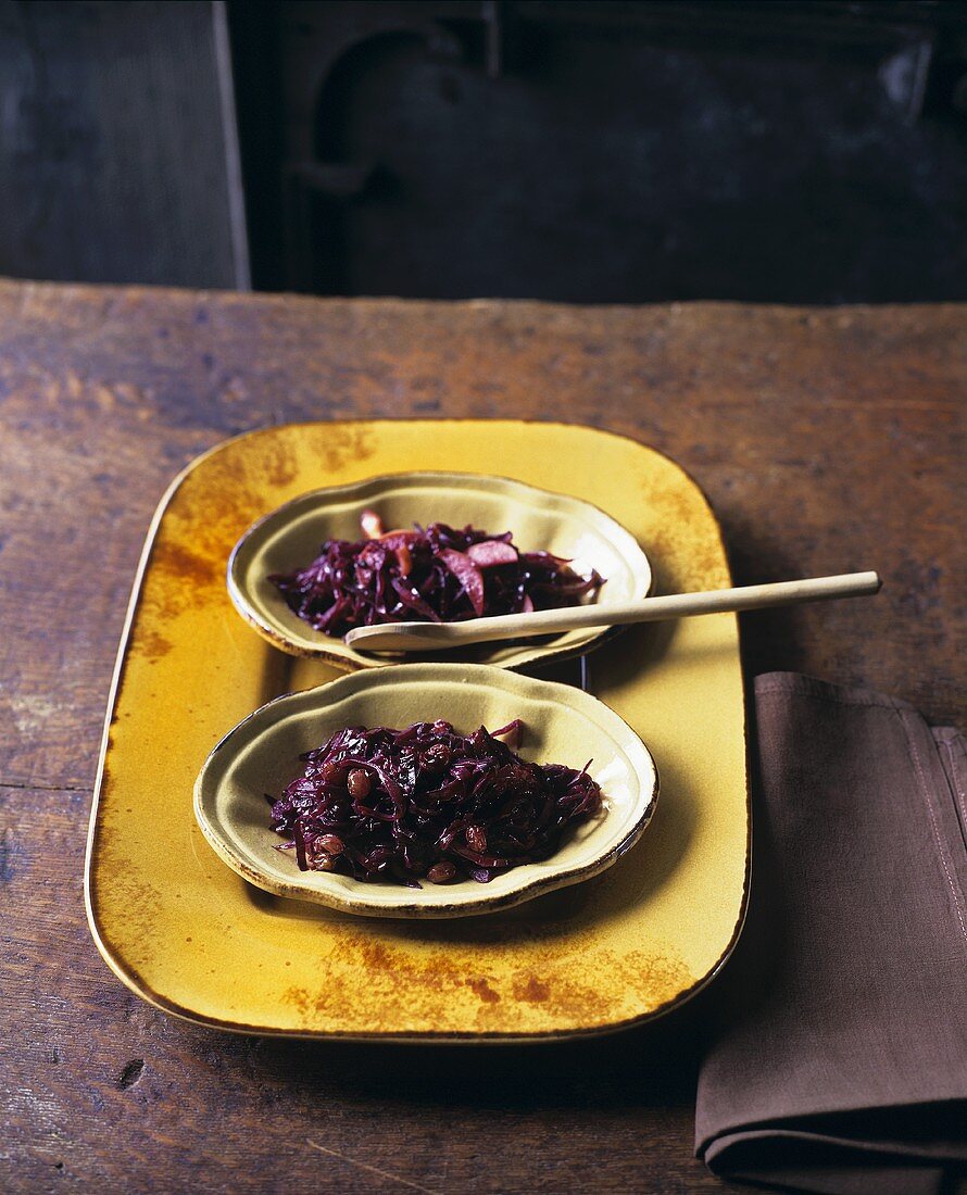 Rotkohl mit Rosinen und mit Äpfeln