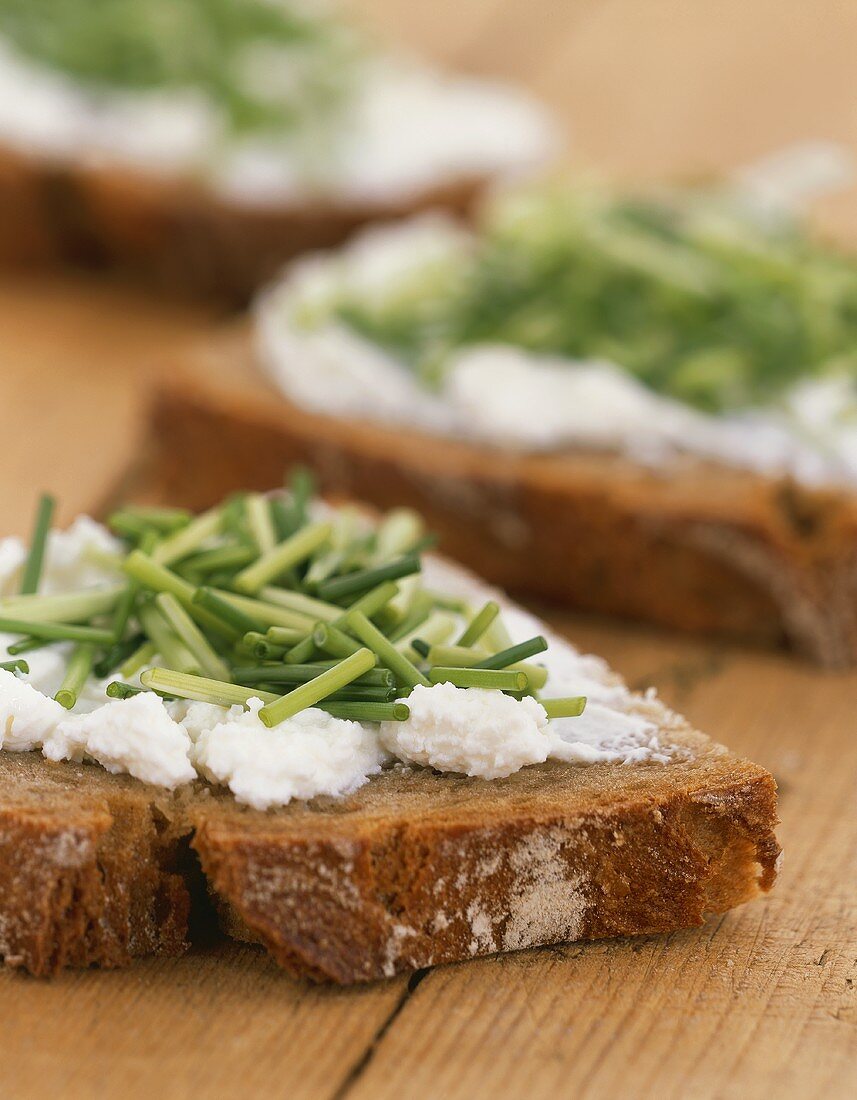 Belegtes Brot mit Frischkäse und Schnittlauch