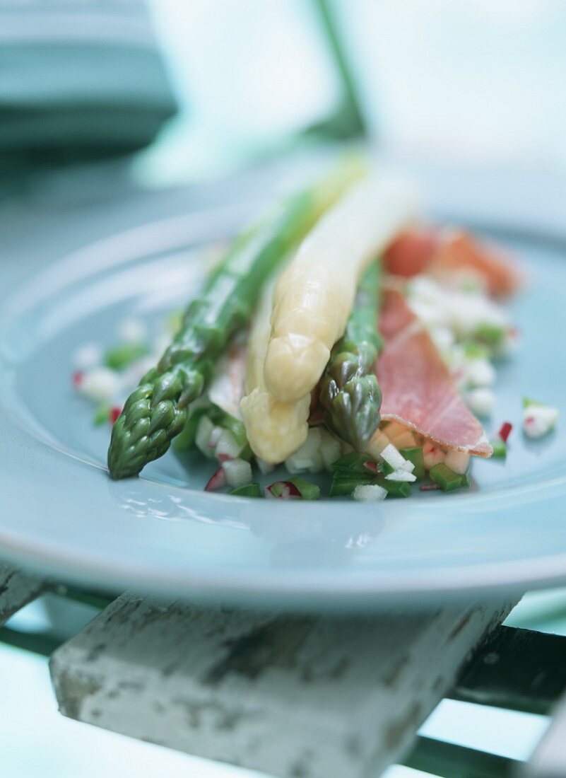 Asparagus with ham on apple and pepper salsa