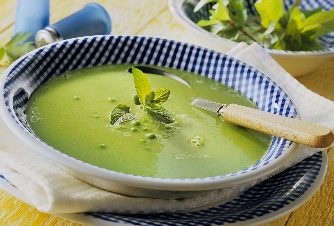 Grüne Erbsencremesuppe mit Minzblättchen