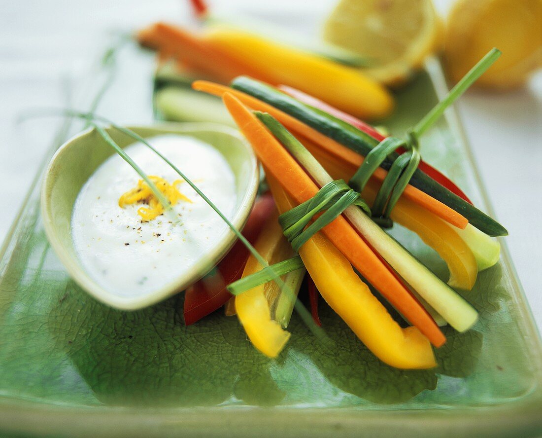 Gemüsestreifen mit Zitronen-Oliven-Dip