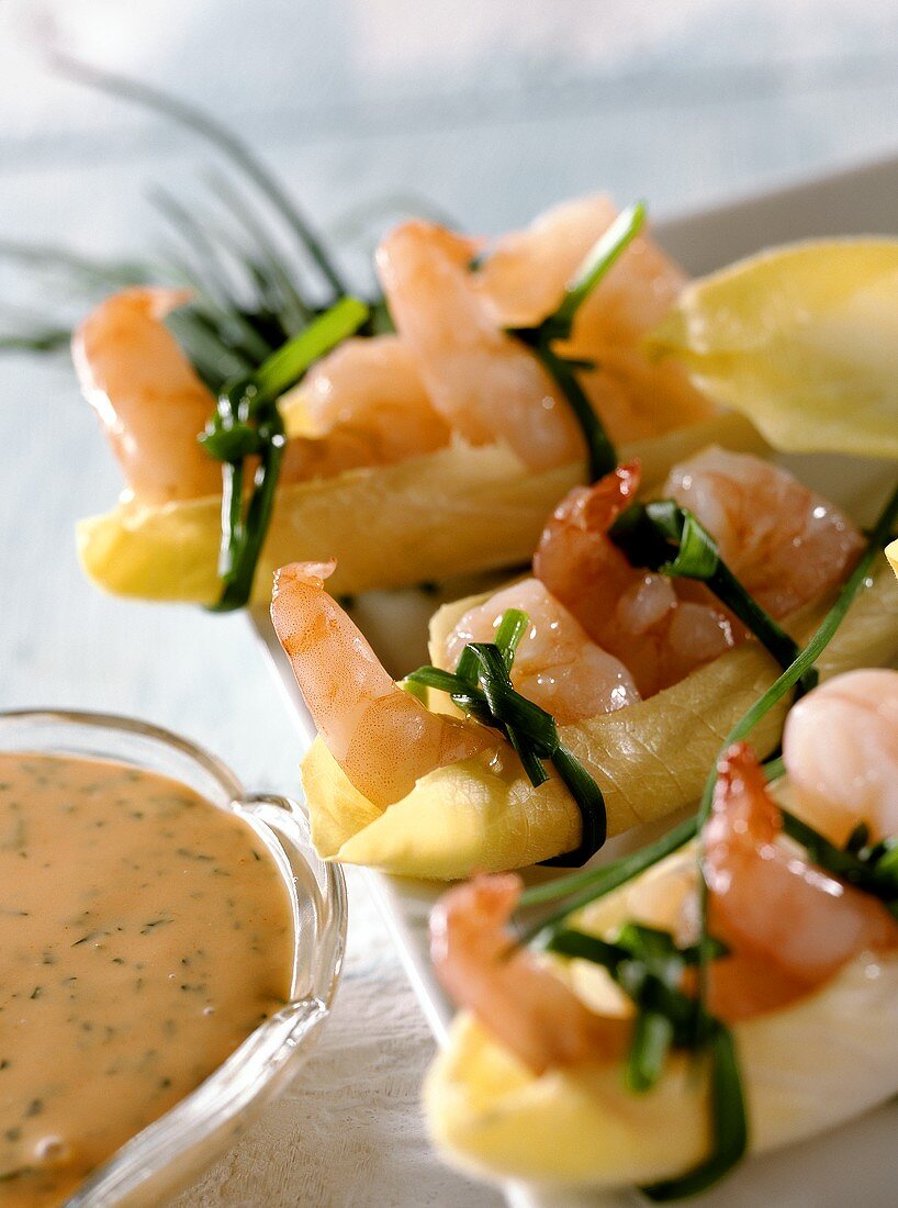 Chicoreeschiffchen mit Garnelen und Cocktailsauce