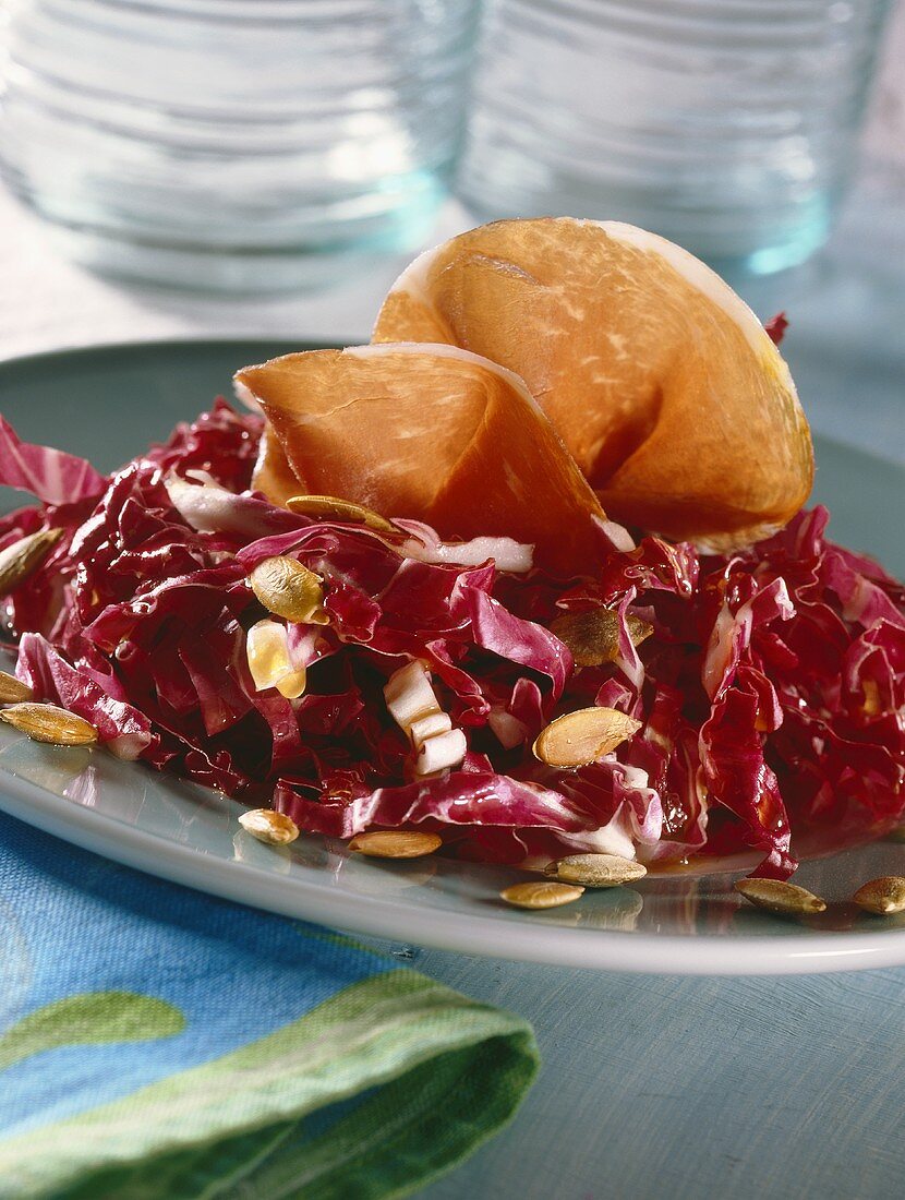 Radicchio mit Parmaschinken und Kürbiskernen