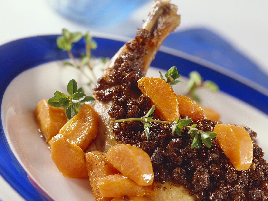 Kaninchenkeule mit Honig-Pumpernickel-Kruste, dazu Möhren