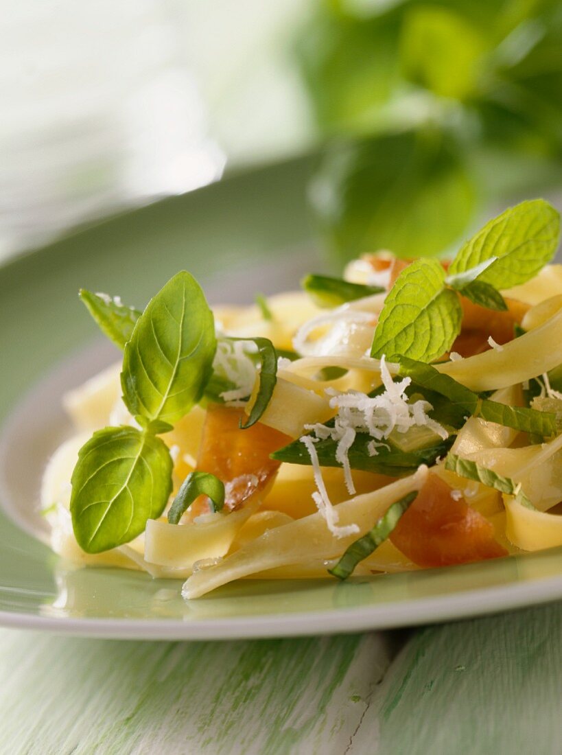 Fettuccine al prosciutto(Nudeln mit Zuckerschoten & Schinken)