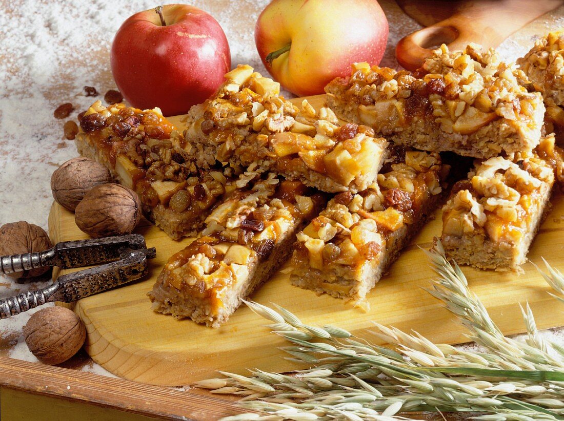 Apple and nut slice with oat flakes