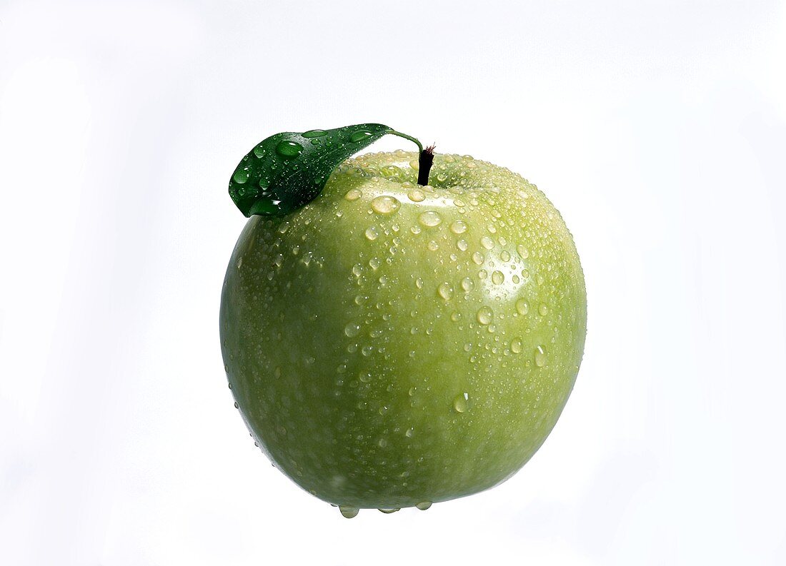 Grüner Apfel (Sorte Granny Smith) mit Wassertropfen