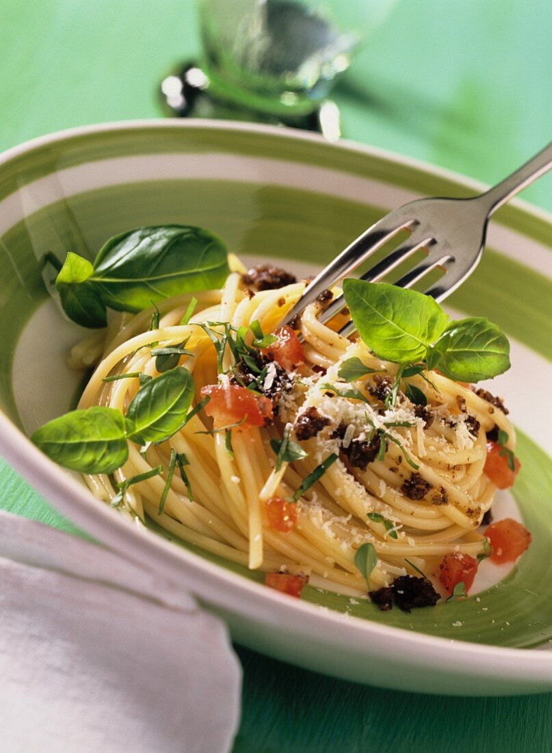 Spaghetti all'olive (Spaghetti mit Olivenpaste und Tomaten)